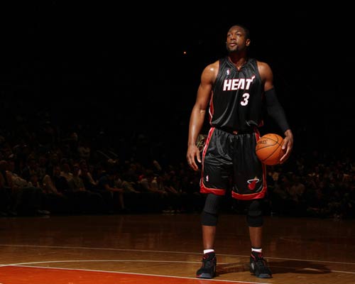 首秀中规中矩！张镇麟替补12中3拿到10分3助（首战表现平平：张镇麟替补12投3中，贡献10分3助攻）