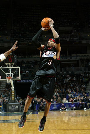 雷霆主帅：首战马刺是“试金石”，不过度准备专注实战检验（雷霆主帅：马刺首战是检验球队的试金石，避免过度准备、以比赛见真章）