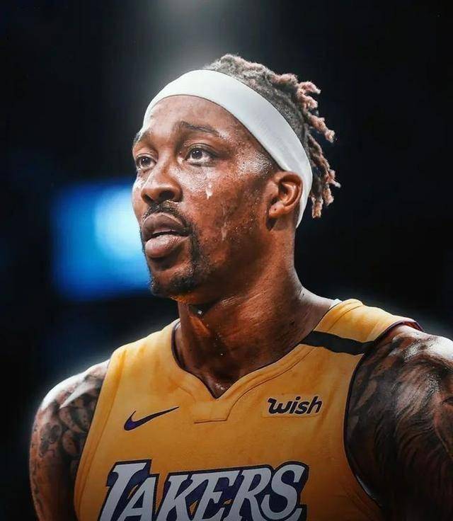 太阳报：英乙球迷在看台上发病，直升机降落在球场里进行急救（英乙看台球迷突发疾病，直升机入场紧急救援）